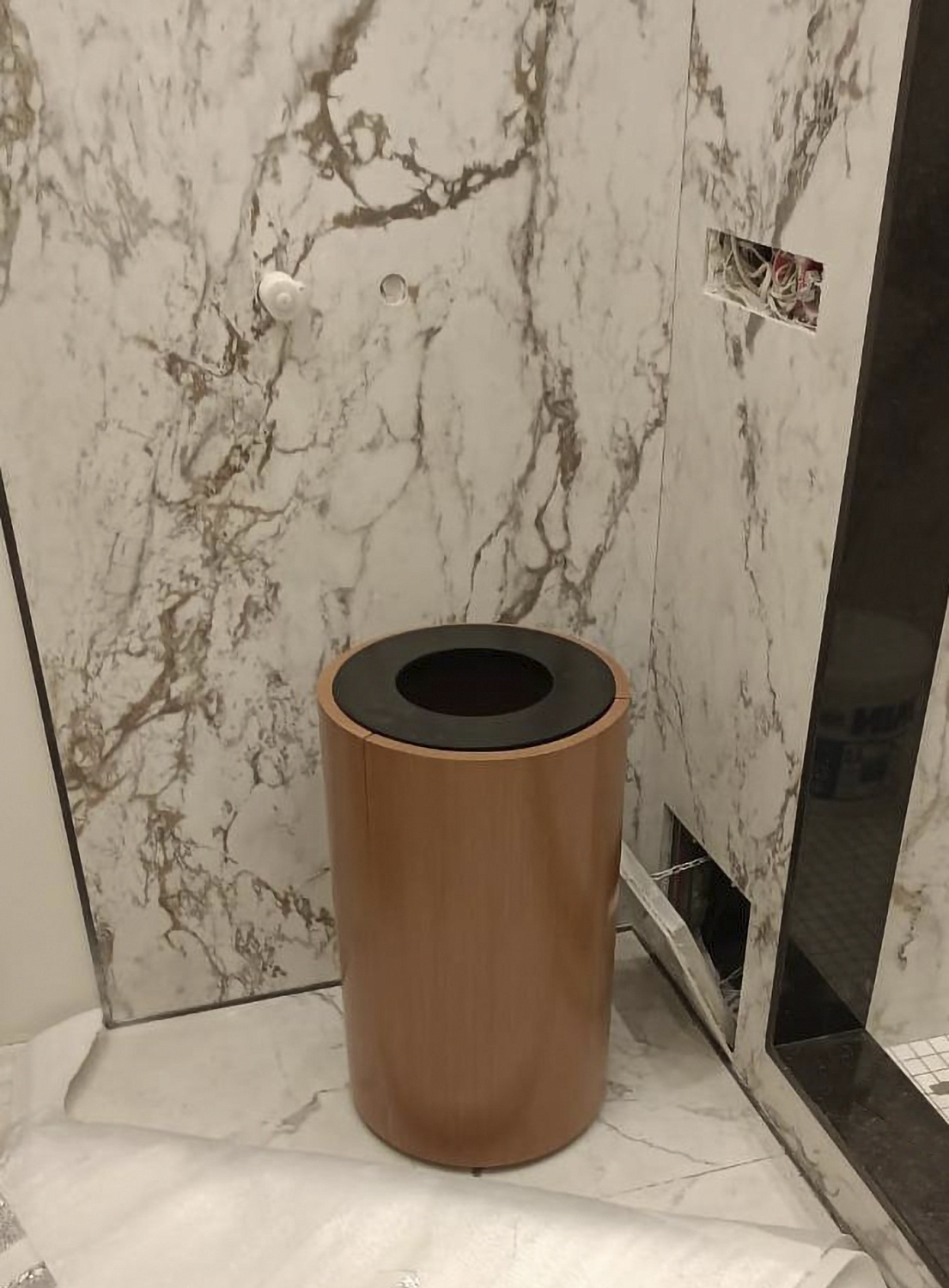 Шпонированная тумба в ванную для круглой раковины
